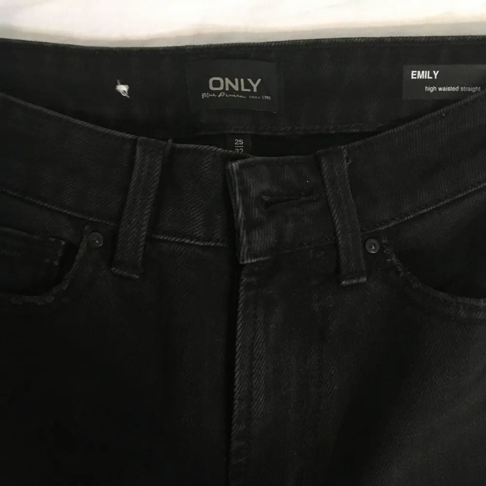 Ett par svarta jeans för 75kr helt nya. Jeans & Byxor.