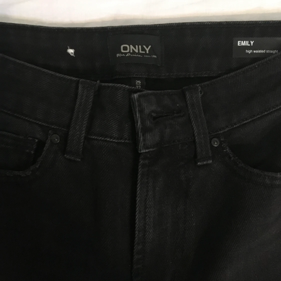 Svarta jeans för 75kr nya - 90