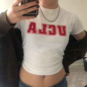 Vintage baby tee  -  Min mammas gamla vintage baby-tee!! Ucla! Jätte bra skick! Om många är intresserade får ni buda💗