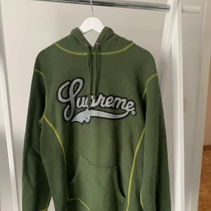Supreme hoodie - Supreme studded hoodie. Storlek: L. Skick: 6/10 Obs Det finns några små svarta prickar på tröjan som kanske kan gå bort om man försöker