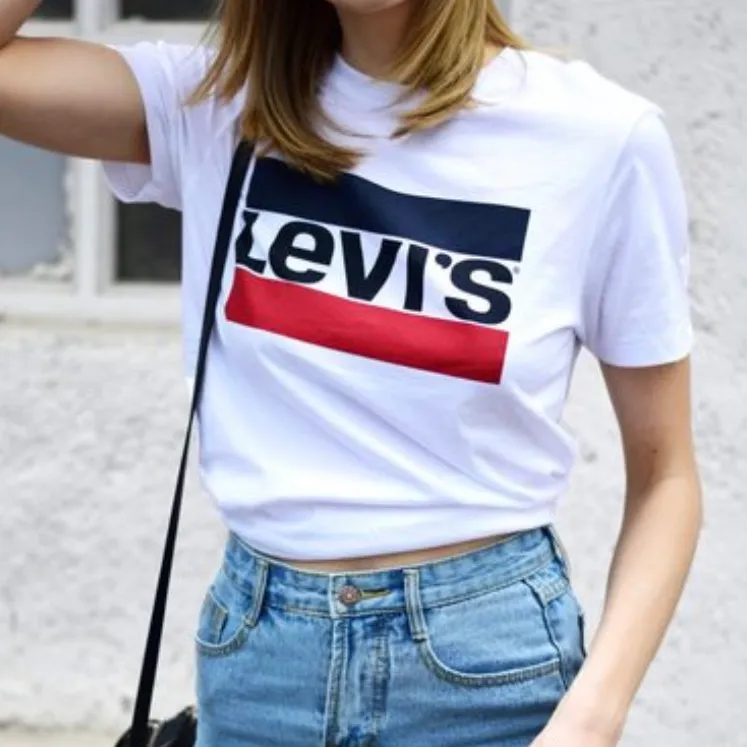Vit T-shirt från Levi’s som är använd fåtal gånger. Bra skick. Storlek XL (passar mindre storlekar). 100% bomull. Första bilden är lånad. Nypris 299kr. Säljer för 145kr + frakt 🤍. T-shirts.