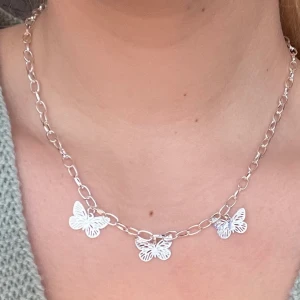 Halsband - Superfint halsband med små tunna fjärilar. Inte äkta silver, frakt på 12kr tillkommer. 💕 (finns även likadant med bara en fjäril)