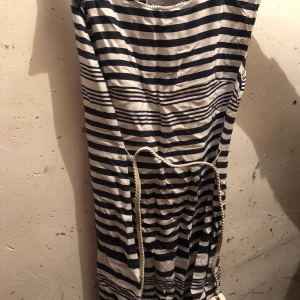 Klänning  - Säljer min bekväma och i stort sätt oanvända klänning, mycket skön basic plagg för sommaren.☀️☀️