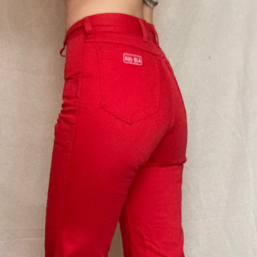 Dom coolaste brallorna. Gul&Blå röda flares i topp-skick.. Jeans & Byxor.