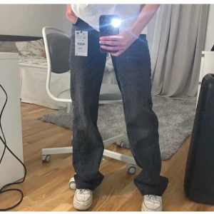 Zara jeans strl 36 - Säljer dessa zara jeans strl 36 , lånad bild förutom andra, kan ta egna vid intresse. Bud ligger på 250 + frakt sedan innan, de är helt slut på zara! 