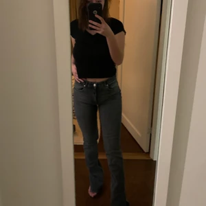Jeans med slits från Zara - Säljer mina gråa jeans med slits från Zara. I färgen grå (syns bättre på bild 2) använda MAX 1 gång och säljer eftersom de är långa på mig som är 164 cm. I storlek 38 men passar mig skitbra som har 36. 