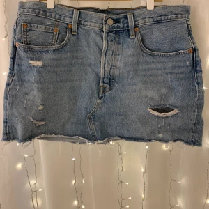 Levis - Kjol från Levis i superfint skick, använd ca 5 gånger. Säljer pgr av att den är för stor. Nypris 550, mitt pris 300 kr. Köparen står för frakten 😊 pris kan diskuteras👏🏻