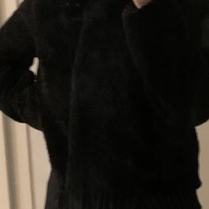 Jacka  - Säljer denna jackan från h&m eftersom att jag nyss köpt en ny jacka. Nypris 300kr, betala via swish!