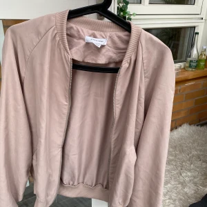 Bomberjacka  - Gammalrosa bomberjacka liknade från primark. Säljer för 70kr . Kan mötas upp i Helsingborg/Båstad men även frakta. Står ej för kostanden av frakt. Endast swich🤎