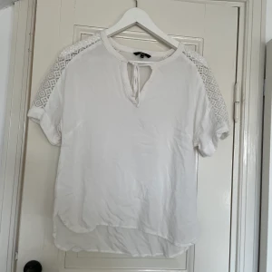 Blus  - Vacker vit blus från ellos med mönster vid axlarna och knytning fram. Väldigt söt och fin, säljer pga kommer inte till användning! Bra skick och bra kvalite. Spårbar frakt med DHL inräknat i priset!!