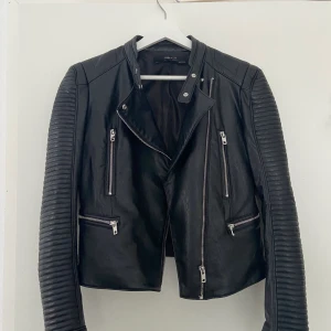 Skinnjacka - Svart fake skinnjacka från zara. Säljer pga lite för liten. Knappt använd och i fint skick!