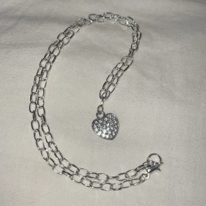 Halsband - Halsband med hjärta, inte äkta silver. Frakt på 12kr tillkommer 💕