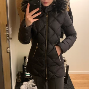 Cervina Down Jacket Black - Bra skick, använt jackan föra vintern! Jackan har kostat 1799 kr. Jag är 162 cm lång! 