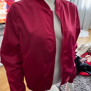 Tunn bomberjacka  - Tunn bomberjacka i fint skick