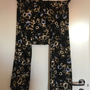 Bootcut passande S. Båda 30kr.  - Svarta bootcut från bikbok storlek S. Använt skick lite vita vid grenen. Kort går ordna innan köp. Blommiga mjuka bootcut. 