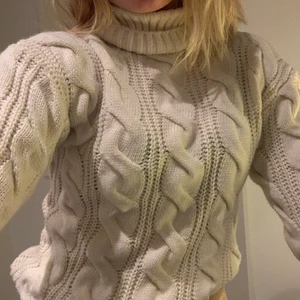 Gosig stickad tröja från Nakd - EXTREMT gosig tröja ifrån Nakd🥰 Har inte använt tröjan något och prislappen sitter kvar, perfekt nu på våren eller kyliga sommarkvällar☺️☺️ Köpte den för ca 400kr och säljer den för 100kr+frakt😉😉