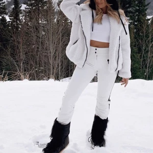 Skidbyxor 8848 altitude  - Vita skidbyxor från 8848 altitude. Ganska små i storleken. Bekväma och sitter bra utan hängslen eller skärp. Använda 2 gånger och det finns inga skador eller fläckar. Jag är 162cm. Nypris 2000kr. Köpare står för frakt✨