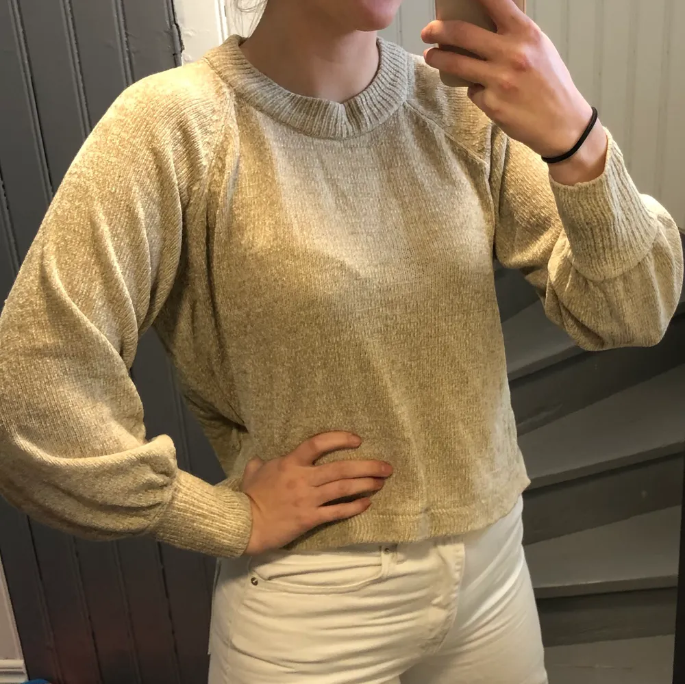 Beige stickad tröja i storlek S med lite ballongärm. Passar XS-S beroende på hur man vill att den ska sitta. Jag är M så därav sitter den fult på mig. Den är något kortare i modellen så skitsnygg till byxor med lite högre midja, utan att man behöver stoppa in den eller liknande. 🤩 Inte särskilt mkt använd då jag gick upp till storlek M bara någon månad efter jag köpte den... Samfraktar!. Stickat.