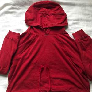 En röd croppad hoodie från H&m! Sitter perfekt och är jätteskön💖 Färgen är inte lika stark i verkligheten som i bild! Finns EJ kvar i butik✨