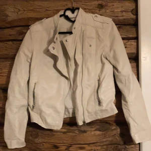 Skinnjacka från hm  - Vit skinnjacka från h&m, storlek 38