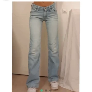 Lee Jeans  - Lånad bild från ymmeliw på första bilden men mina är inte köpta av henne! Men de är samma modell! Lågmidjade lee jeans från secondhand, köpte dessa nyligen men passade inte så är endast testade, Storlek 26,30 men eftersom de är vintage är de mindre i storlek 