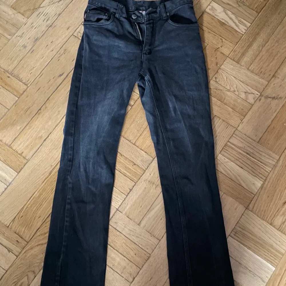 Svarta jeans som sitter jättefint verkligen, dom är raka i modellen! Skriv för fler bilder🍄💕. Jeans & Byxor.