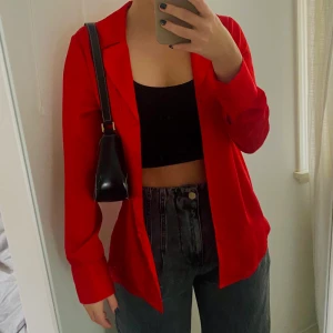 Satin skjorta  - Röd skjorta i satin, snygg både knäppt och uppknäppt 