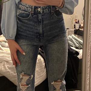 Snygga jeans 🤍 precis köpte för 300kr och aldrig använt:/  köpare står för frakt<33 