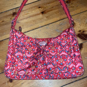 Handväska - Jättesnygg handväska med 80-tals vibe😻 köpte från oilily för 600kr💖💕 det finns två fickor på utsidan och så finns det även ett fack på insidan:)