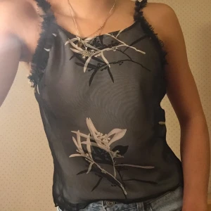 Vändbar topp - En vändbar topp med fina detaljer. Så skönt och bekvämt material på kroppen! Aldrig använd och väldigt fin!