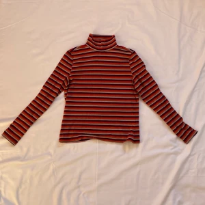 Monki polotröja  - Såååå fin polotröja från Monki att ha under en T-shirt eller bara som den är! Väldigt mycket vintage-vibes från den här. 😍😍😍