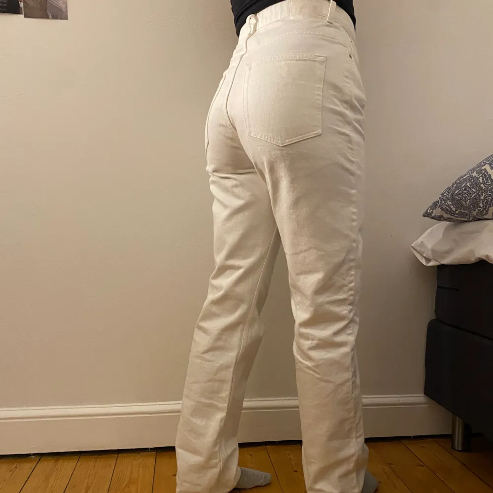 Jättefina vita jeans från weekday som inte alls är genomskinliga! Säljes pga lite stora för min smak. Använda ca 4 gånger och jag på bilden är 165 cm 🤍 Nypris 500kr säljes för 320! Möts på Södermalm/Stockholm annars står köparen för frakt. . Jeans & Byxor.