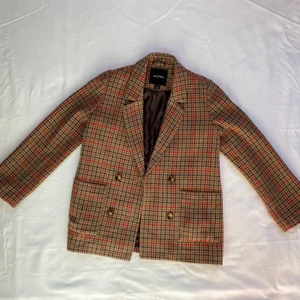 Kavaj  - Superfin kavaj som ger en vintage känsla. Kavajen är från monki och är storlek xs men sitter väldigt oversized (passar bra på s). Perfekt nu till våren🤎❤️