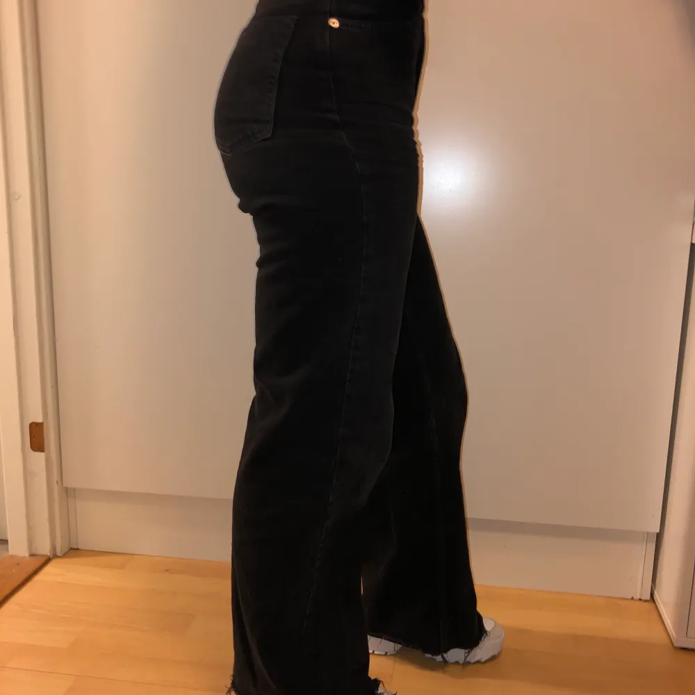 Säljer dessa jeans i rak modell från Nakd, strl 34. Jag är 163 cm och de passar mig i längden. . Jeans & Byxor.