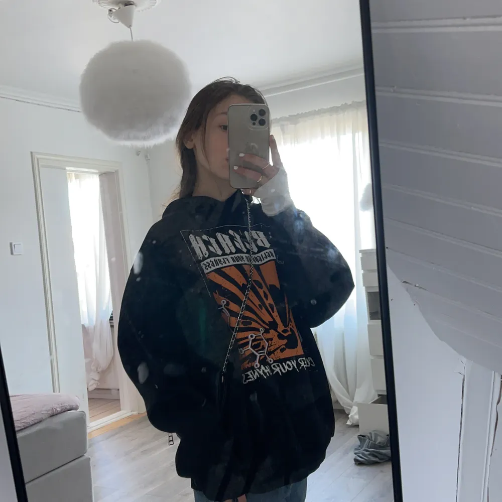 Jätte cool hoodie säljes då den ej används! Jätte skönt material och är jätte varm. Kan fraktas vom köparen betalar🤍. Tröjor & Koftor.