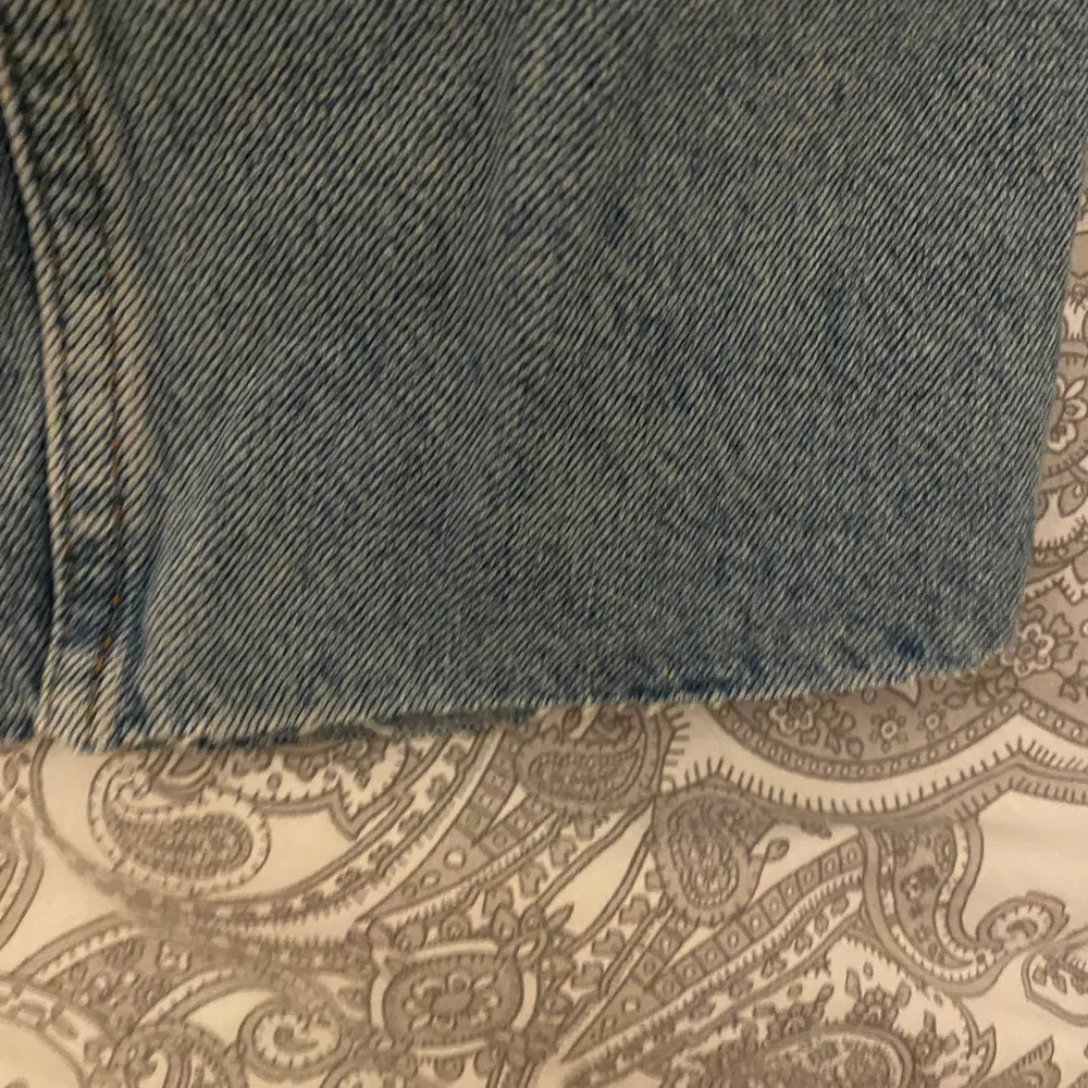Ett par fina ljusblåa byxor i modellen taiki från Monki. Slitna nere och i bra skick i storleken 26. Ordinarie pris är 400 kroner och du betalar för frakten.. Jeans & Byxor.