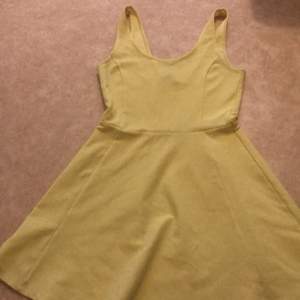 En jätte fin gul klänning! använd ca 3 ggr sommaren 2019. Den har tyvärr blivit för kort för mig så måste sälja den! Den är ganska stretchig.