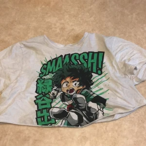 Izuku Midoriya tshirt - Säljer denna Izuku Midoriya/Deku magtröja! Använt den ganska mycket under 2018-19.