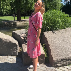 Klänning ifrån Lindex - Jättefin somrig klänning. Använd ett par gånger men är i väldigt fint skick!