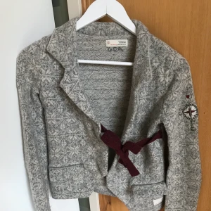 Odd Molly kofta - Fick den av min farmor som köpte den begagnad. Ser inte storleken men borde vara xs-s (då den inte passade mig). Annars bra skick och mycket fin.