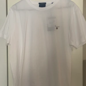 Gant T-shirt storlek M - Gant T-shirt, storlek M vit, aldrig använd!