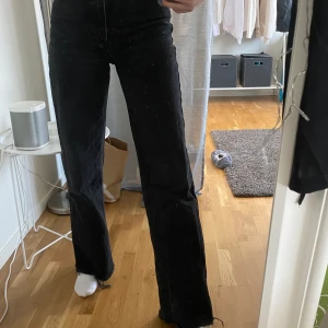 Jeans - Säljer mina svarta jeans från zara då jag har för många svarta byxor/jeans. Jag är 172 och de går nästan hela vägen ner till marken på mig. Frakt till kommer på 66kr