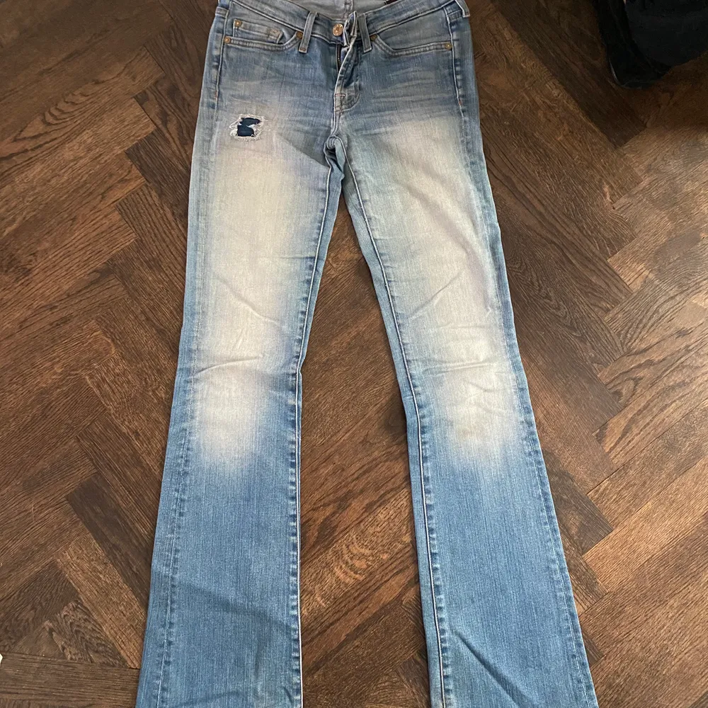 Säljer mina Seven jeans. Dom är för någon som vanligtvis är en XS. Dom är Låga i midjan. Dom är i väldigt bra skick. Säljer dom pga för små för mig. Skulle passa någon som är 170 lång. . Jeans & Byxor.
