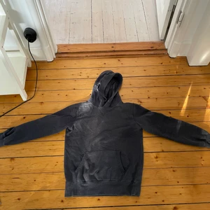 Grå hoodie - Grå hoodie från cubus