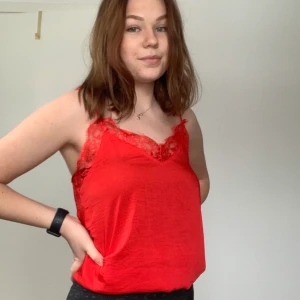 Röd topp i XS - Superfint linne/topp från Rut&Circle i storlek xs. Jag har vanligtvis small men passar mig också. 