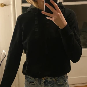 Svart hoodie - Säljer denna svarta hoodie me snören som jag har bytt ut själv. Står ej för frakten💕💕