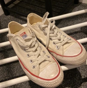 Converse - Inte använda så mycket, då dem ej passar mig. Dock lite smutsiga på bilderna men går att tvätta.