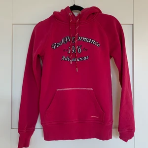 Peak hoodie - Ceriserosa hoodie från Peak Performance som tyvärr blivit för liten för mig. Gamla loggan vilket jag tycker är så najs!!Färgen var lite svår att fånga men syns bäst på andra bilden💞💞
