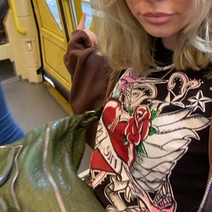 Cool t-shirt - Intressekoll på denna supercoola Ed Hardy inspirerade tröjan! Köpt second hand så skicket är använt, jag däremot har endast använt den 2 gånger. Högsta budet just nu ligger på 180kr exklusive frakt💕 Köparen står för frakten.