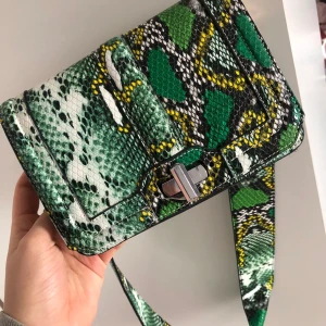 En superfin väska med coolt mönster! - Säljer denna väskan som piffar upp en hel outfit! 